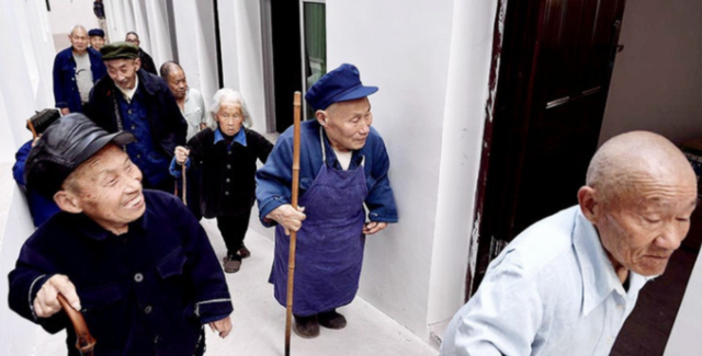 与世隔绝“矮人村”：三四岁停止生长身高仅半米多，10里地走一天