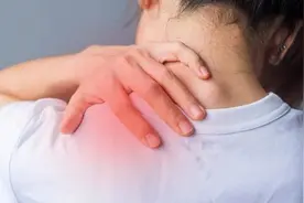 落枕，是颈椎发来的“警告”！附疼痛科医生的缓解方案图片