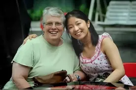 美国社会如今对亚裔那么不友好，为何曾经收养那么多中国儿童？图片