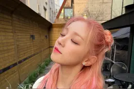 论小女生的穿搭还是宋雨琦在行！个性化较强的皮衣，穿出娇俏风格图片
