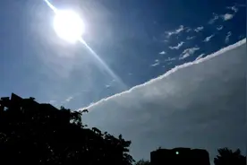 多地天空中惊现“阴阳天”，老人称这是灾难的预兆，是真是假？图片