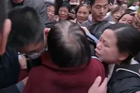 “亲爱的小孩”回湖北老家，奶奶抱其痛哭图片