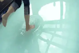 现代人也会水上漂，难道是传说中的轻功？图片