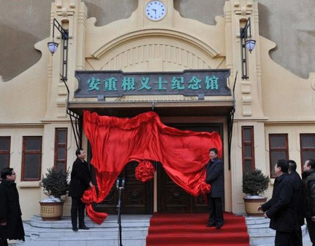 他生下来就有七个黑痣，人人都说天神下凡，长大后果然成为大英雄