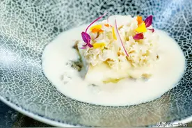 62度低温也能烹饪？大厨用精湛手艺，制作鲜香松茸酱配香煎银鳕鱼图片
