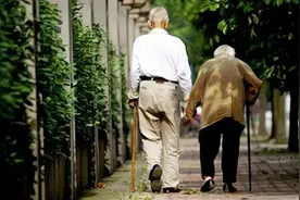 人老了才知道，不管跟女婿还是儿媳妇一起住，都要留一手图片