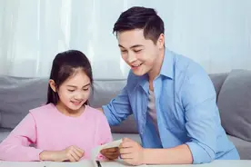 爸爸疼爱女儿，却被妈妈各种嫌弃，只因行为“越界”图片