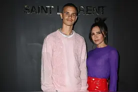 贝克汉姆19岁儿子带妈妈和女友，到巴黎看秀，爸爸留家领小七翻饼图片