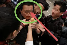 男人醉酒后，这“4种陋习”十分掉价，切记要避免，不然遭人口舌图片