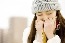 面肌痉挛，眼皮、面颊抽搐，为什么女性偏多？其实和一个习惯有关图片