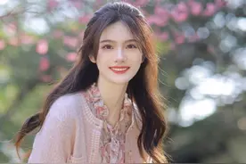 这才是“碎花裙”的正确穿搭方式，不光端庄还很优雅，谁穿谁美图片