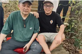 毕福剑现身云南乡村，席地而坐太豪放，脸上满是老年斑睁不开眼图片