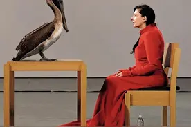 2010年，她静坐716小时与1500人对视，如同雕塑，直到前男友出现图片