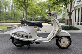 这应该是最贵的150踏板了吧！Vespa 946 Christian Dior图片