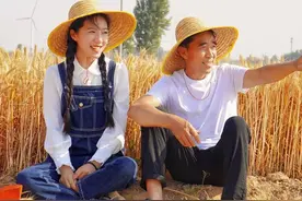 带着父亲嫁给青梅竹马，拖拉机女孩麦小登订婚了！从此我们俩变成我们仨，祝福图片