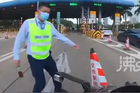 网红骑摩托上高速被拦摔倒：弱势的地方路政图片