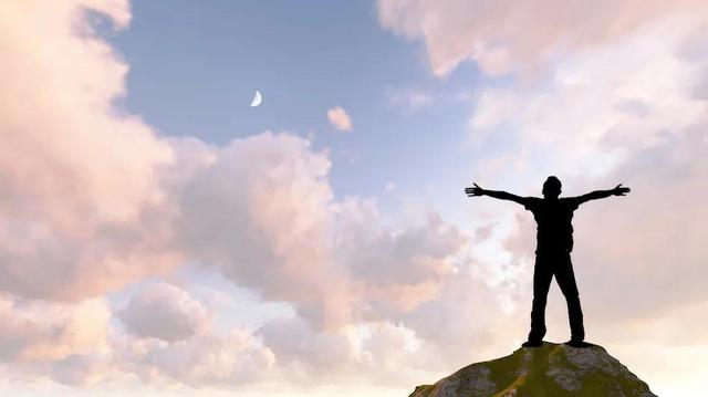 内心丰盈者,独行也如众