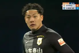 中超再次爆发大冲突！王大雷狂飙40米为队友出头，掐脖子+戳眼睛图片