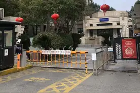 炸锅了！沪上小区车位，一租55年！合同上只写20年，这操作合不合法图片