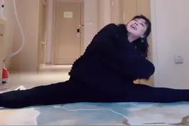 52岁李菁菁暴瘦！扭腰热舞劈一字马筷子腿吸睛，刚遭90后前夫痛斥图片