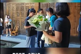 企业家十多年资助近三百名贫困学生，女儿今年考上北大，网友：好人有好报图片
