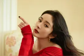 杨幂身着明艳红裙，身材丰满凹凸有致，小狐狸散发诱惑魅力图片