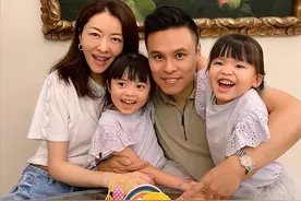 熊黛林为郭可颂庆生，与双胞胎女儿献吻老公，一家四口幸福同框图片