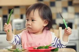 给三岁前的孩子制作食物，牢记“两不加一少加一适当加”的原则图片