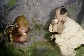 孙悟空被压500年，没一人敢去看他，唯一给他送桃的小孩是啥来头图片