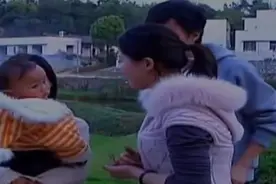 2008年,安徽情侣夜宿老宅,深夜看到红衣女人,记者:都是大爷惹的祸图片