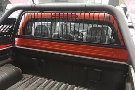 皮卡后挡风玻璃容易碎？原车防翻龙门架上加个后玻璃防护网图片