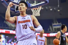 赵睿交易大反转，上海男篮奇葩操作令人震惊，杜锋朱芳雨笑纳大礼图片