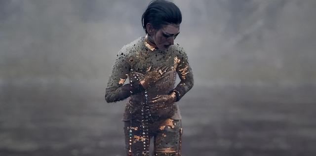 这部充斥着血浆与猎奇的动画，凭什么拿奖到手软？