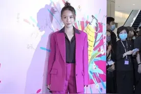 陈冠希前女友状态真不错，粉紫色西装套装配黑衬衫，显出御姐气场图片