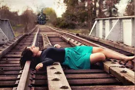 当火车开过来时，人躺在铁轨中间能活命吗？解开大家多年的疑惑图片
