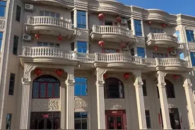 越南老丈人首次来中国女婿家，被农村别墅吓到腿软，网友也被震惊图片