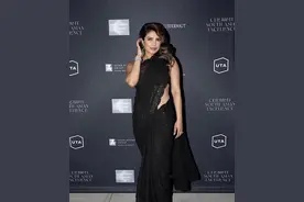 39岁印度女星朴雅卡穿半透明黑纱亮相，丰腴无赘肉，脸光滑颈纹深图片