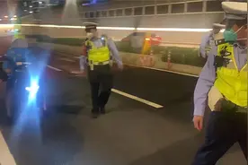 惊！夜间轮渡停航，竟有外卖小哥骑电动车穿越隧道跨黄浦江送外卖图片