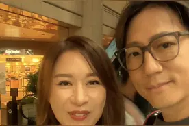 知名港星现身参加女儿毕业礼！期间不自觉落泪，女儿长相太像妈图片