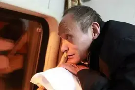 “普京哥”罗元平，因长相神似普京，走红后受到俄罗斯美女的追捧图片