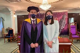 李宗伟获博士学位！抗癌成功3年四肢纤细，娇妻高挑美艳亲密陪伴图片