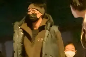 朱亚文父女参加读书会，哈哈罕露正脸眉眼像爸，紧抓爸爸手显紧张图片