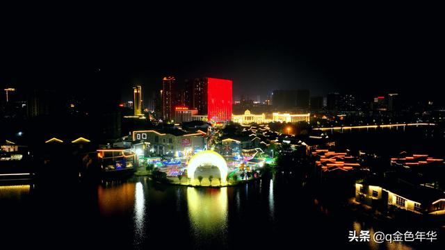 黄州遗爱湖畔夜未央，华灯织锦映湖光