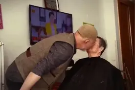 60岁火风为父母剪发，与父母嘴对嘴亲吻引争议，网友评论两极分化图片