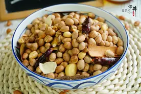 我家花生米从不油炸，这样做酥香干脆，久放不回软，下酒菜更健康图片