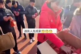 羡慕！江苏大二女生结婚给全班发喜糖，同学激动尖叫：早生贵子图片