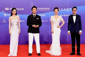 这两人有深仇大恨？竟在颁奖台上演尴尬行为，无视邓超直接颁奖图片