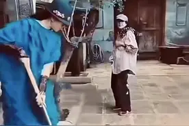 杨丽萍回家看母亲，十指长甲做家务拖把都拿不稳，踩恨天高像走秀图片