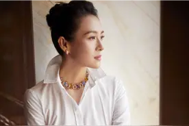 43岁章子怡罕见晒近照，手戴鸽子蛋珠宝显富贵！新造型优雅大气图片