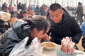 山东65岁大娘摆摊，40年来只卖一碗汤，5元1碗环境差客人也吃得欢图片